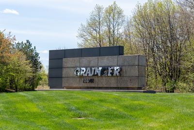 Are Wall Street Analysts Predicting W.W. Grainger Stock Will Climb or Sink?